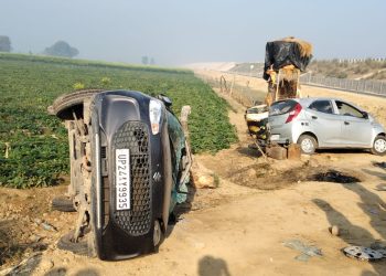 बदायूं में गंगा एक्सप्रेस के पास दो कार की भिड़ंत, गुलड़िया नगर पंचायत निवासी शिक्षक की मौत