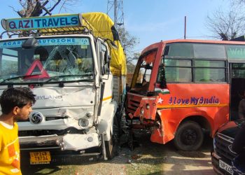 बदायूं में एमएफ हाईवे पर ऑटो, बस व डीसीएम आपस में टकराये, एक की मौत