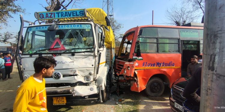 बदायूं में एमएफ हाईवे पर ऑटो, बस व डीसीएम आपस में टकराये, एक की मौत