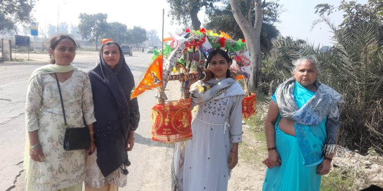 महाशिवरात्रि पर जलाभिषेक को कांवड़िया अपनी-अपनी कांवड़ लेकर गंतव्य को रवाना