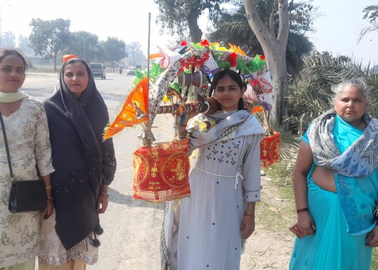 महाशिवरात्रि पर जलाभिषेक को कांवड़िया अपनी-अपनी कांवड़ लेकर गंतव्य को रवाना