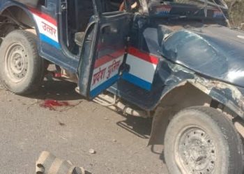 बाइक सवार को बचाने में पलटी पुलिस जीप, सिपाही की मौत