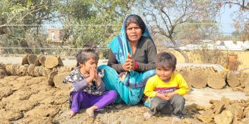 मां संग बच्चों ने सोशल मीडिया पर लगाई गुहार, डीएम साहब बिजली लाइन हटवा….