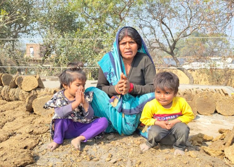 मां संग बच्चों ने सोशल मीडिया पर लगाई गुहार, डीएम साहब बिजली लाइन हटवा….