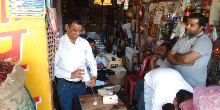 खाद्य सुरक्षा विभाग को दूध-साबूदाना और कुट्टू आटा में मिला संदेह, सैंपल भरे