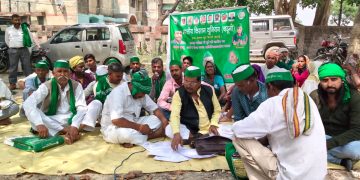 दबंगों के खिलाफ 12वें दिन धरना, प्रशासन मौन