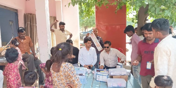 शादी में खाना खाकर 36 लोग बीमार, कैंप लगाकर दिया उपचार