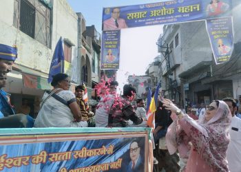 बाबा साहेब की शोभायात्रा पर चेयरमैन ने की पुष्पवर्षा