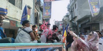 बाबा साहेब की शोभायात्रा पर चेयरमैन ने की पुष्पवर्षा