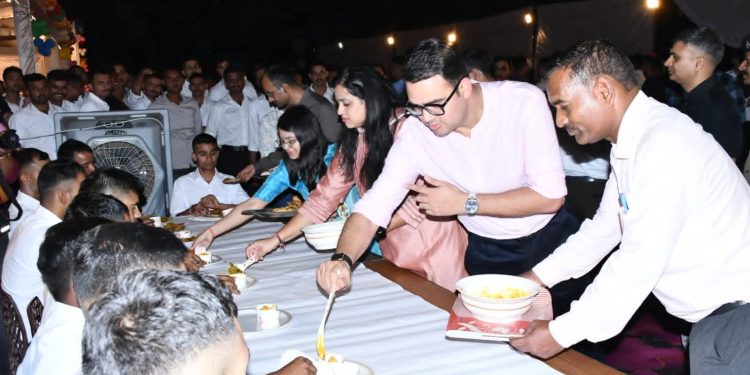 पुलिस लाइन में बड़ा खाना : डीएम-एसएसपी ने परोसा कर्तव्यनिष्ठा-अनुशासन और ईमानदारी का संदेश