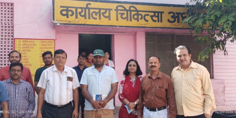 उझानी सीएचसी पर एमओआईसी सहित 15 डाक्टर-कर्मचारी मिले गायब, नोटिस जारी