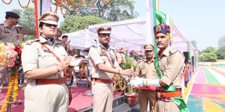 दीक्षांत समारोह : बदायूं में 489 आरक्षियों को दिलाई देश सेवा-जनसुरक्षा और गोपनीयता की शपथ