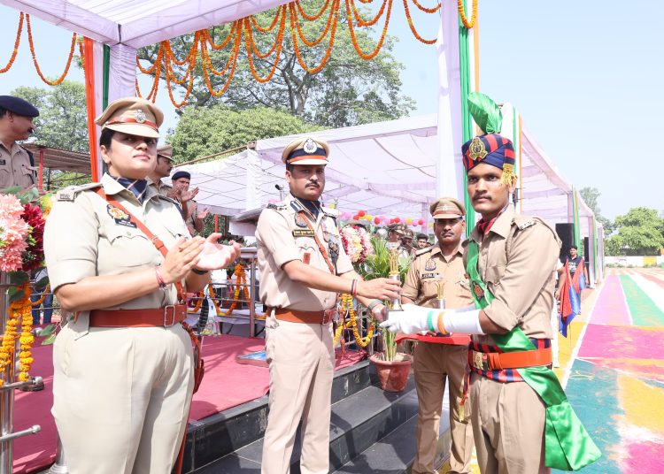 दीक्षांत समारोह : बदायूं में 489 आरक्षियों को दिलाई देश सेवा-जनसुरक्षा और गोपनीयता की शपथ