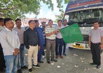 आयुष्मान भारत योजना का गांव-गांव होगा प्रचार, प्रचार वाहन को दिखाई हरी झंडी