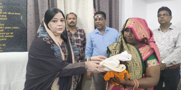 चेयरमैन फात्मा रज़ा ने दो सफाई कर्मचारियों को दी भावभीनी विदाई