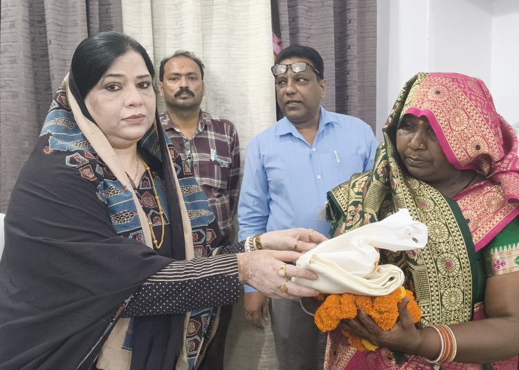 चेयरमैन फात्मा रज़ा ने दो सफाई कर्मचारियों को दी भावभीनी विदाई