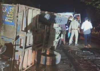 बदायूं-बिजनौर स्टेट हाईवे पर धमाके के साथ हादसा, मां-बेटी की मौत से चीत्कार