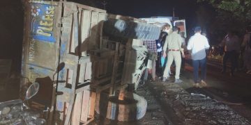 बदायूं-बिजनौर स्टेट हाईवे पर धमाके के साथ हादसा, मां-बेटी की मौत से चीत्कार