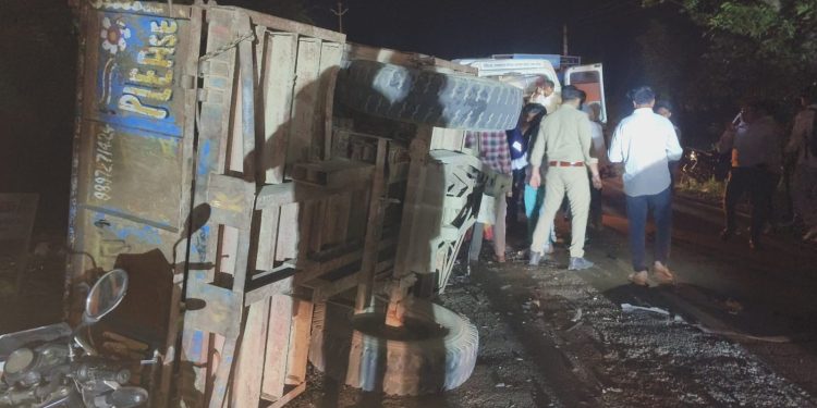 बदायूं-बिजनौर स्टेट हाईवे पर धमाके के साथ हादसा, मां-बेटी की मौत से चीत्कार