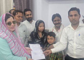 नियुक्ति पत्र पाकर कर्मचारी का खिला चेहरा
