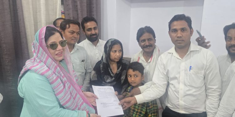 नियुक्ति पत्र पाकर कर्मचारी का खिला चेहरा