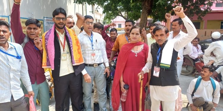 दिव्यांगों ने किया सीएमओ कार्यालय का घेराब, वसूली का लगाया आरोप