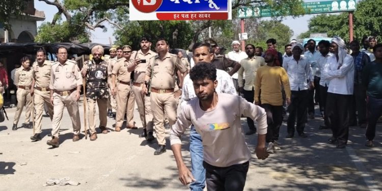 बिल्सी में मासूम बच्ची के साथ दरिंदगी, सड़कों पर फूटा ग्रामीणों का गुस्सा