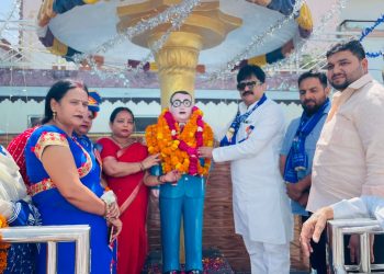 पूर्व मंत्री आबिद रज़ा ने आंबेड़कर पार्क में बाबा साहेब की मूर्ति पर माल्यार्पण किया