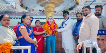 पूर्व मंत्री आबिद रज़ा ने आंबेड़कर पार्क में बाबा साहेब की मूर्ति पर माल्यार्पण किया