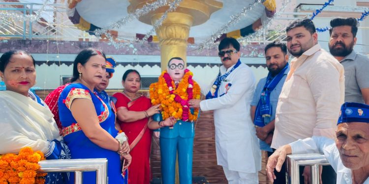 पूर्व मंत्री आबिद रज़ा ने आंबेड़कर पार्क में बाबा साहेब की मूर्ति पर माल्यार्पण किया