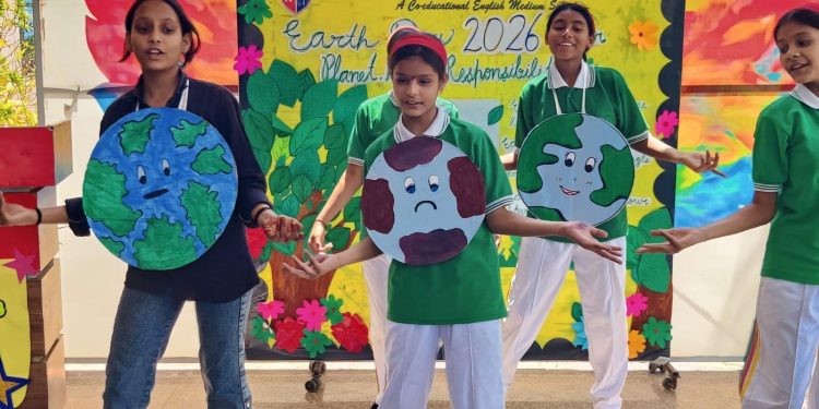 नन्हे फ्यूचर लीडर्स ने उकेरी हरी-भरी धरती की तस्वीर, लिया संरक्षण का संकल्प