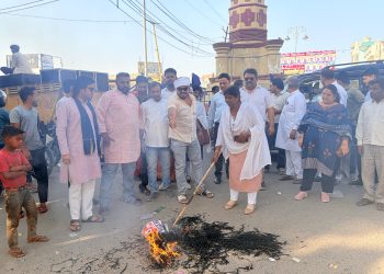 कांग्रेस-सपा के विरोध पर महिलाओं का फूटा गुस्सा, पुतला दहन किया