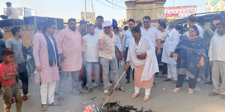 कांग्रेस-सपा के विरोध पर महिलाओं का फूटा गुस्सा, पुतला दहन किया