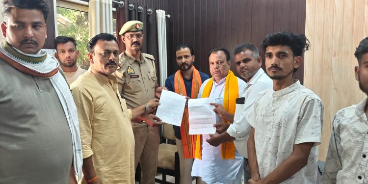 मदरसा में भगवान हनुमानजी का किया अपमान, विरोध शुरू