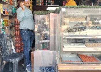 बिल्सी में मिठाई की दुकानों का बांटमाप अधिकारी ने किया निरीक्षण