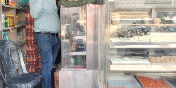 बिल्सी में मिठाई की दुकानों का बांटमाप अधिकारी ने किया निरीक्षण