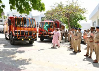 अग्निशमन विभाग को मिली दो गाड़ियां, एसएसपी ने दिखाई हरी झंडी