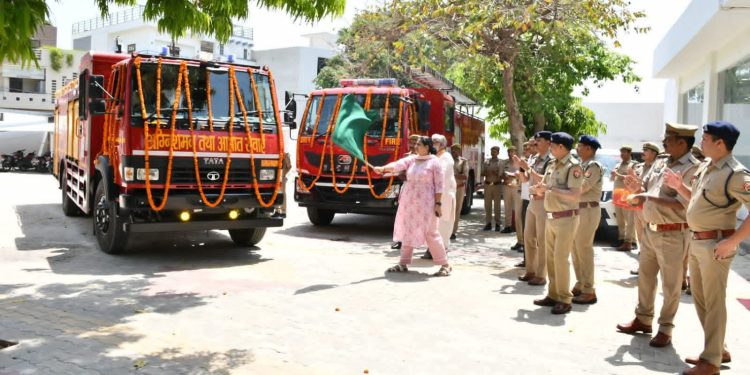 अग्निशमन विभाग को मिली दो गाड़ियां, एसएसपी ने दिखाई हरी झंडी