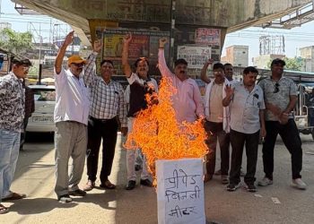 स्मार्ट मीटर के खिलाफ सड़कों पर बदायूं में उतरे व्यापारी, सांकेतिक स्मार्ट मीटर जलाये
