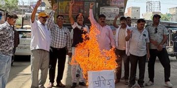 स्मार्ट मीटर के खिलाफ सड़कों पर बदायूं में उतरे व्यापारी, सांकेतिक स्मार्ट मीटर जलाये