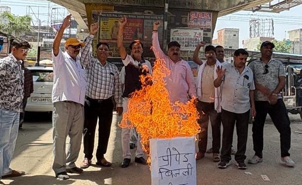 स्मार्ट मीटर के खिलाफ सड़कों पर बदायूं में उतरे व्यापारी, सांकेतिक स्मार्ट मीटर जलाये