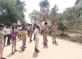 बिजली झंपर सही करने खंभा पर चढ़े युवक की करंट से मौत, शव जला