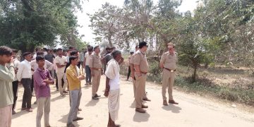 बिजली झंपर सही करने खंभा पर चढ़े युवक की करंट से मौत, शव जला