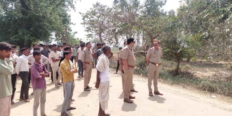 बिजली झंपर सही करने खंभा पर चढ़े युवक की करंट से मौत, शव जला