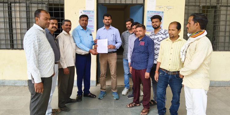 संविदा विद्युत कर्मियों ने खोला मोर्चा, ज्ञापन सौंपा