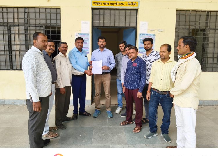 संविदा विद्युत कर्मियों ने खोला मोर्चा, ज्ञापन सौंपा