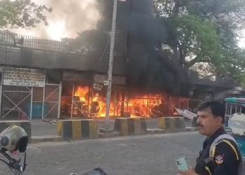 बदायूं में कचहरी पर अधिवक्ताओं के चेंबर में लगी भीषण आग