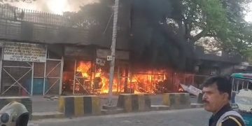 बदायूं में कचहरी पर अधिवक्ताओं के चेंबर में लगी भीषण आग