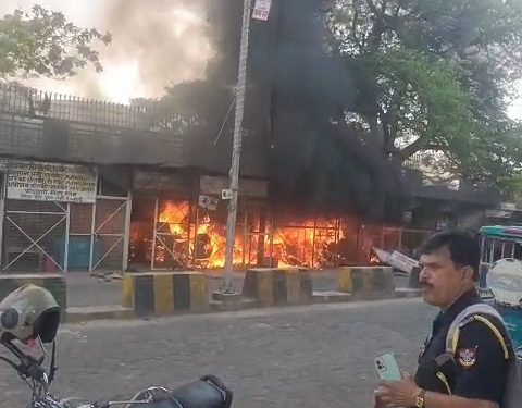 बदायूं में कचहरी पर अधिवक्ताओं के चेंबर में लगी भीषण आग