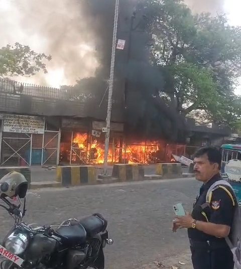 बदायूं में कचहरी पर अधिवक्ताओं के चेंबर में लगी भीषण आग